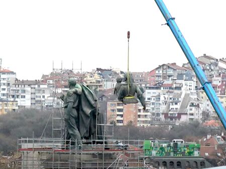Демонтажът на паметника на съветската армия в София продължава Това