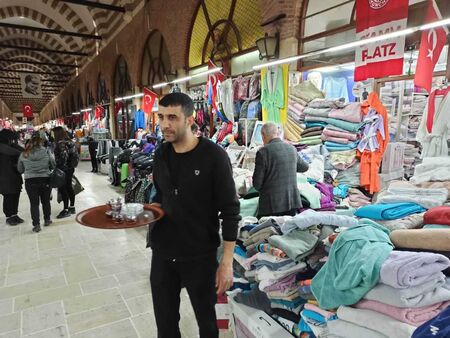 Лели от България изкупиха олекотените завивки от одринския пазар