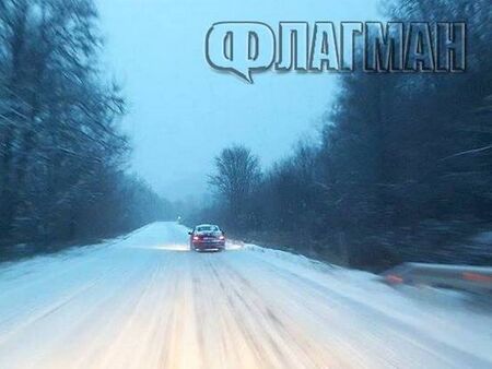 Затворен за движение е главният път Бургас - Варна заради снега