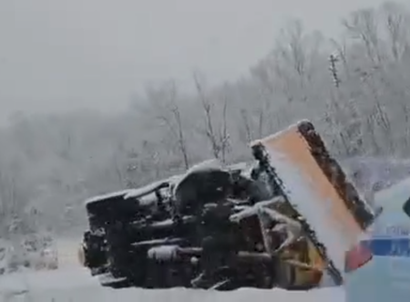 Извънредно! Камион се преобърна заради снега на пътя за Малко Търново (ВИДЕО)