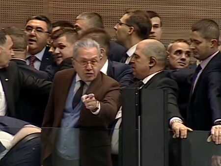 Бой в парламента – депутати спират звука от тонколоните
