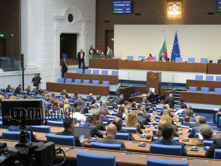 Парламентът започва обсъждане на промените в Конституцията на трето четене