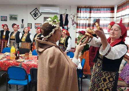 Певиците от бургаския хор „Самодивски огън“ посрещнаха Полазник