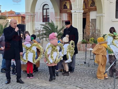 Деца пяха коледна песен с отец Димитър в Созопол, Дядо Коледа ги зарадва с подаръци