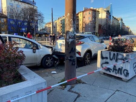 Полицаи катастрофираха в центъра на София