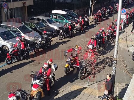 Голяма коледна атракция в Бургас! Стотина братя на вятъра се превъплътиха в Дядо Коледа