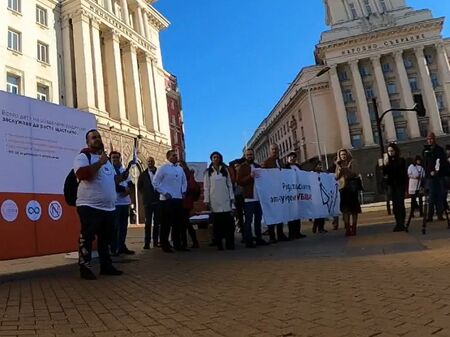 Разведени бащи излязоха на протест, искат равни права