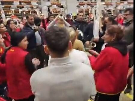 Ромски оркестър нахлу в „Билла“, продавачките завъртяха най-бруталния кючек