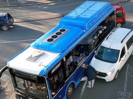 Извънредно! Баничарка се блъсна в автобус, кръстовище "Трапезица" е блокирано