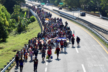 Група от хиляди мигранти в Мексико върви към границата със САЩ