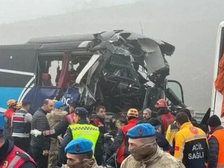 10 души загинаха, а близо 60 са ранени при верижно меле на магистрала