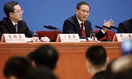 Деветима висши китайски военни бяха изключени от парламента