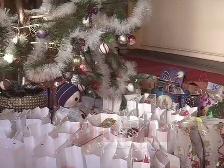 Коледно чудо завладя Бургас, щедри дарители радват с подаръци за 48 деца от приемни семейства