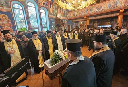 Стотици миряни изпратиха отец Боян Саръев в последния му път