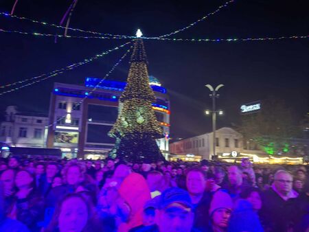 Програмата тази нощ в центъра на Бургас е пъстра очакват