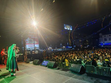 Хиляди посрещат 2024 на площад "Тройката" в Бургас, празникът е впечатляващ