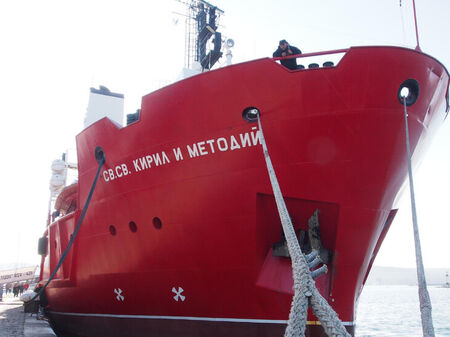 Изследователският ни кораб с полярници спаси бедстваща яхта