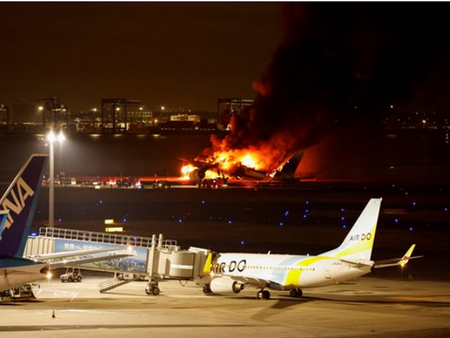 Вижте как самолетът с 400 пътници на борда избухна в пламъци на летище в Токио