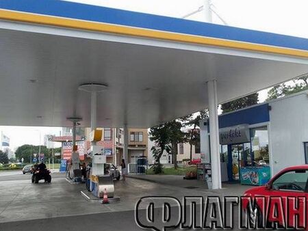 Бензинът в България е поевтинял с 2 стотинки за литър през последната година, дизелът - с 35