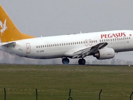 Пасажер почина на борда на самолета, който извънредно се приземи на родно летище