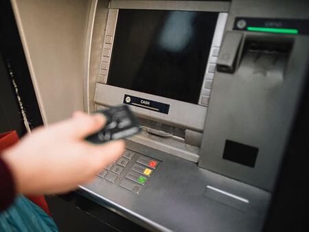 Банките с ново 20 - до три безплатни тегления от банкомат и преводи