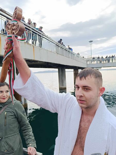 Сашо е възпитаник на Природоматематическата гимназия Акад Никола Обрешков в Бургас