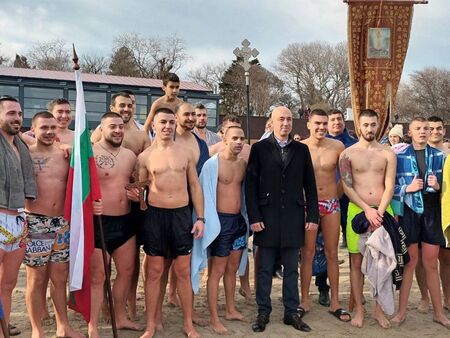 Общо 26 мъже скочиха във водите на Черно море В