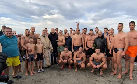 52-ма смели мъже от Поморие се хвърлиха в студените води за йордановденския ритуал