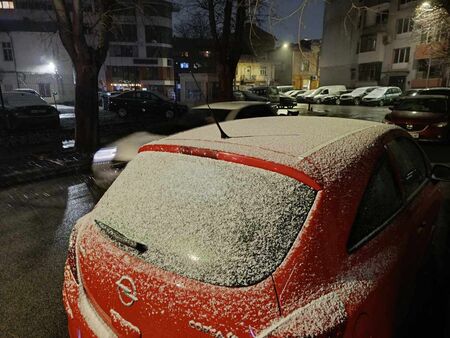 Снегът дойде в Бургас, автомобилите започнаха да побеляват