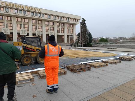 Ледената пързалка е предоставена от Лукойл Нефтохим От следващата седмица