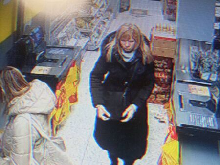Разпознавате ли тази жена, отмъкна парите на бургазлийка в магазин „Била“