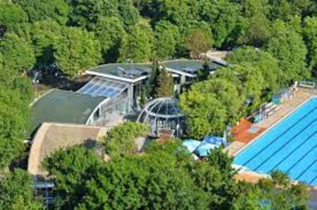 Горя заведението на плувния басейн Флора в Бургас