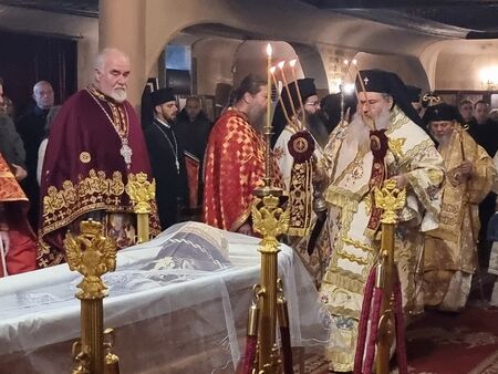 Архиерейско опело започна точно в 12 00 часа Миряните и клирът