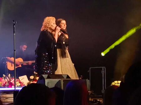 Уникално ВИДЕО! Тони Димитрова в дует с дъщеря си Магдалена на грандиозния концерт в София