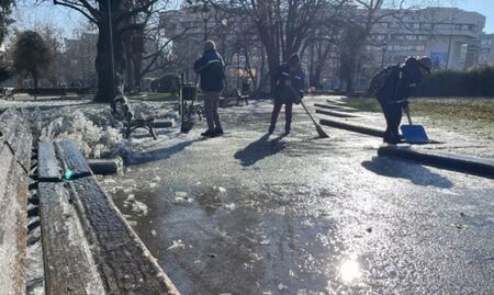 С водни пръскачки заледиха центъра на Русе, някой ги включил в студа