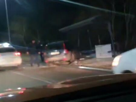 Шофьор се заби в спирка на градския транспорт в Бургас