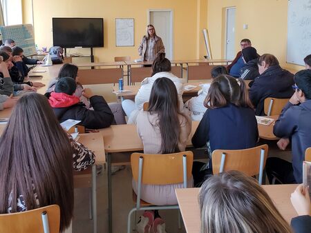 Ученици от СУ "Константин Петканов" обсъждат делата за хулигански прояви на малолетни и непълнолетни