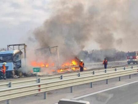 ТИР горя край Стара Загора  Тежкотоварен автомобил горя на автомагистрала