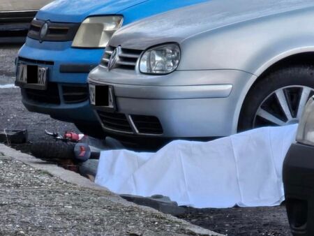 Нелеп инцидент в бургаския жк „Меден рудник“: Тяло на мъж лежи покрито с чаршаф на паркинг