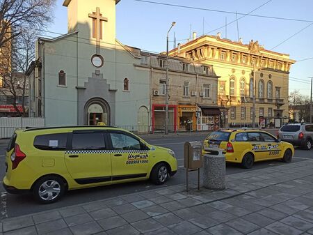 Бургаските таксиджиии искат увеличение на цените с 20%. Заслужават ли?