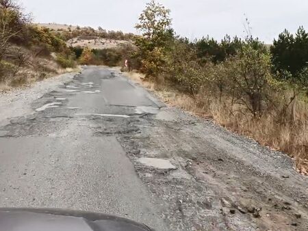 Асфалт ли? Вижте в какво състояние е Дюлинският проход