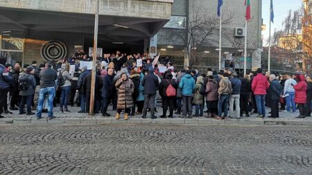 Екшън в Пловдив: Полиция озапти протестиращи да нахлуят в Общинския съвет