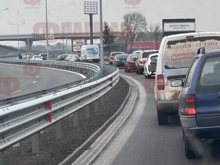 Четири коли са се сблъскали Дълга колона от коли се