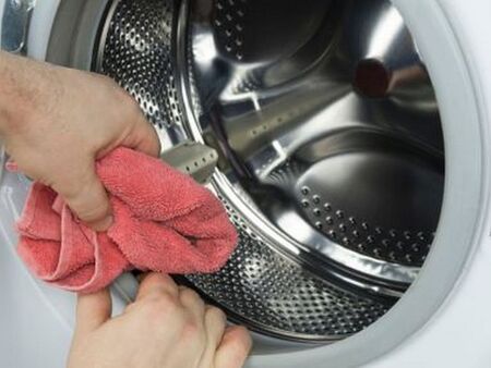 Не всеки редовно почиства пералната си машина защото изглежда че