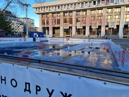 Топлото време отложи отварянето на ледената пързалка в Бургас, стотици са разочаровани, но...