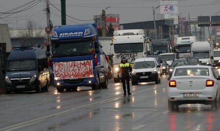 Фермери на протест с трактори и в центъра на Румъния