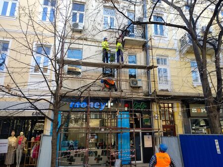 Обновиха още една знакова сграда в центъра на Бургас