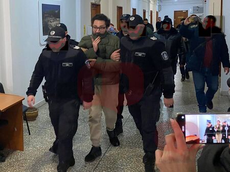 Убиецът Георги Генджов крещи неадекватен в кулоарите на съда, псува психиатъра си Веско Палазов
