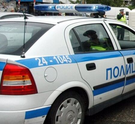 27-годишен шофьор камион удари кола на МВР във Великотърновско и избяга