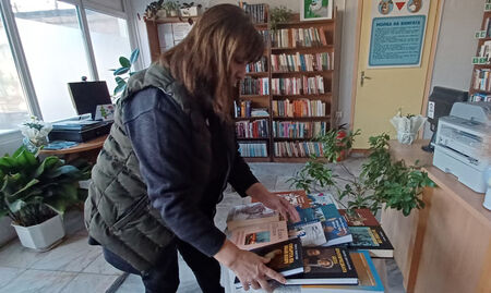 Колекция от книги дари инж. Петър Кънев за читалището в бургаския квартал "Долно Езерово"